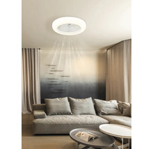LED-Deckenleuchte mit integriertem Ventilator über einem Sofa in einem modern eingerichteten Wohnzimmer.