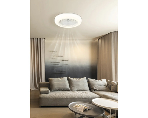 LED-Deckenleuchte mit integriertem Ventilator über einem Sofa in einem modern eingerichteten Wohnzimmer.