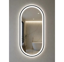 Ovaler Badezimmerspiegel mit schwarzem Rahmen und LED-Beleuchtung. Im Spiegel zeigt sich ein helles, modernes Badezimmer mit einer Marmorwand.