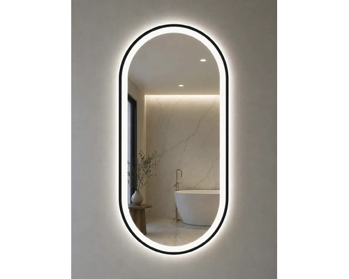 Ovaler Badezimmerspiegel mit schwarzem Rahmen und LED-Beleuchtung. Im Spiegel zeigt sich ein helles, modernes Badezimmer mit einer Marmorwand.