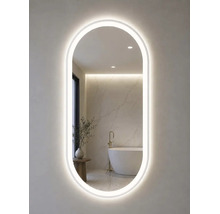 Ovaler LED-Badspiegel mit umlaufender Beleuchtung, reflektiert ein modernes, helles Badezimmer mit freistehender Badewanne.