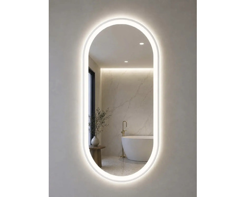 Ovaler LED-Badspiegel mit umlaufender Beleuchtung, reflektiert ein modernes, helles Badezimmer mit freistehender Badewanne.