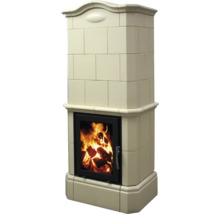 Kaminofen mit Keramikverkleidung und Sichtfenster mit brennendem Holzfeuer