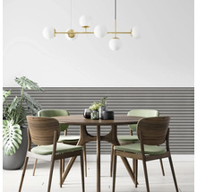 Modernes Esszimmer mit einem runden Holztisch, grünen Polsterstühlen, einer Wand mit Holzlamellen und einer Pendelleuchte mit Glaskugeln.