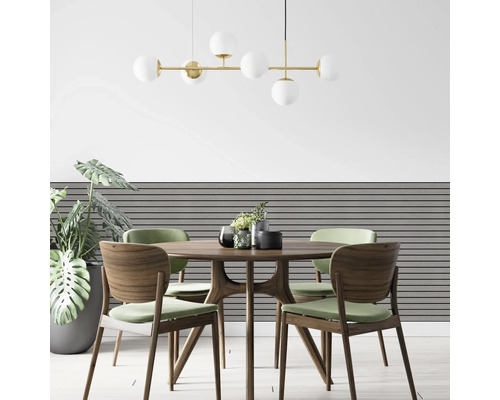 Modernes Esszimmer mit einem runden Holztisch, grünen Polsterstühlen, einer Wand mit Holzlamellen und einer Pendelleuchte mit Glaskugeln.