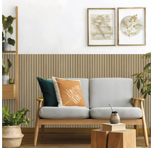 Helles Wohnzimmer mit Wandpaneelen aus Holzlamellen hinter einem Sofa mit grauen Polstern und Zierkissen.