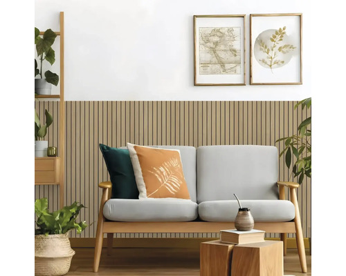 Helles Wohnzimmer mit Wandpaneelen aus Holzlamellen hinter einem Sofa mit grauen Polstern und Zierkissen.