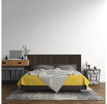 Modernes Schlafzimmer mit Doppelbett, dunkelbraunem Kopfteil in Holzlatten-Optik, gelber Bettwäsche, Fischgrätparkett und grauem Teppich.