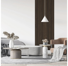 Helles, modernes Wohnzimmer mit vertikalen Wandpaneelen aus Holz, einer geschwungenen grauen Couch, einem Holztisch und einem Sessel.