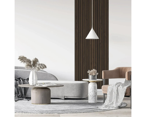 Helles, modernes Wohnzimmer mit vertikalen Wandpaneelen aus Holz, einer geschwungenen grauen Couch, einem Holztisch und einem Sessel.