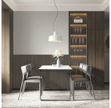 Modernes Esszimmer mit weißem Esstisch, grauen Stühlen, Wandpaneelen in dunkler Holzoptik und einer weißen Hängeleuchte.