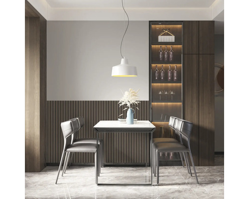 Modernes Esszimmer mit weißem Esstisch, grauen Stühlen, Wandpaneelen in dunkler Holzoptik und einer weißen Hängeleuchte.