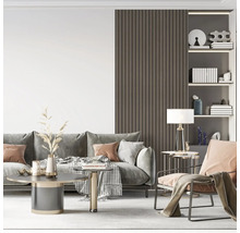 Modernes Wohnzimmer mit grauem Samtsofa, Wandpaneelen aus Holzlamellen und einem eingebauten Regal mit Dekoration.