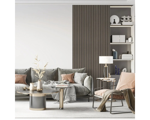 Modernes Wohnzimmer mit grauem Samtsofa, Wandpaneelen aus Holzlamellen und einem eingebauten Regal mit Dekoration.