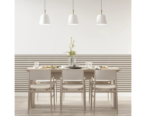 Modernes, helles Esszimmer mit Holztisch, Stühlen, drei Pendelleuchten und einer Wand mit horizontalen Streifen.