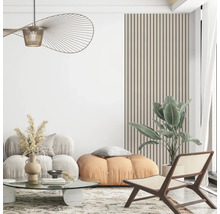 Modernes Wohnzimmer mit heller Wandgestaltung, einer Wandpaneele aus vertikalen Holzlamellen, einem runden Sitzpouf und einer Design-Pendelleuchte.
