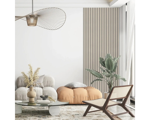 Modernes Wohnzimmer mit heller Wandgestaltung, einer Wandpaneele aus vertikalen Holzlamellen, einem runden Sitzpouf und einer Design-Pendelleuchte.