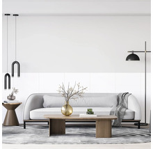 Modernes, helles Wohnzimmer mit lichtgrauem Sofa, Holztisch, gestreiftem Teppich, schwarzen Pendelleuchten und einer schwarzen Stehleuchte.