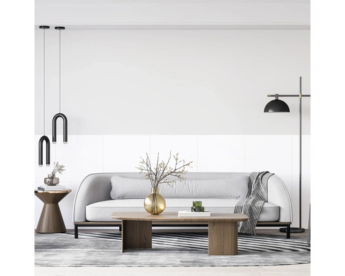 Modernes, helles Wohnzimmer mit lichtgrauem Sofa, Holztisch, gestreiftem Teppich, schwarzen Pendelleuchten und einer schwarzen Stehleuchte.