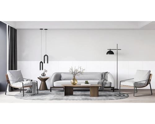 Modernes, helles Wohnzimmer mit grauem Sofa, Sesseln mit Metallrahmen, Holztischen und minimalistischen schwarzen Leuchten auf gestreiftem Teppich.
