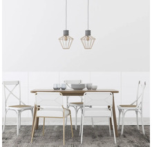 Helles Esszimmer mit modernem Holztisch, weißen Stühlen und zwei dekorativen Pendelleuchten im Käfig-Design über einem Teppich.