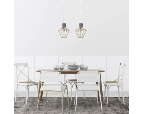 Helles Esszimmer mit modernem Holztisch, weißen Stühlen und zwei dekorativen Pendelleuchten im Käfig-Design über einem Teppich.
