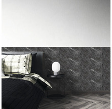 Modernes Schlafzimmer mit Wandpaneelen in dunkler Marmoroptik, weißer Wand oben, Fischgrätparkett und minimalistischem Bett.