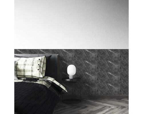 Modernes Schlafzimmer mit Wandpaneelen in dunkler Marmoroptik, weißer Wand oben, Fischgrätparkett und minimalistischem Bett.