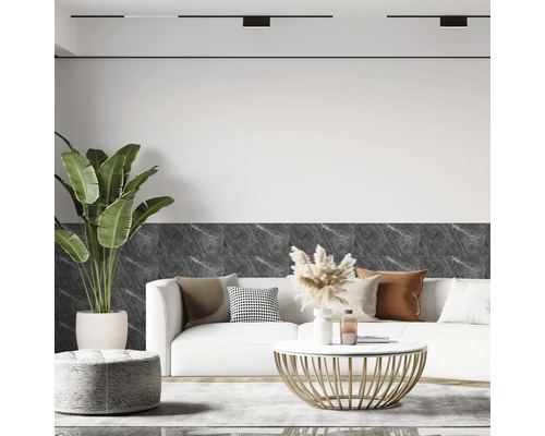 Modernes Wohnzimmer mit Sofa, Couchtisch, Zimmerpflanze und Wandpaneelen in Marmoroptik.