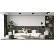 Wandverkleidung in dunkler Marmoroptik in einem modern eingerichteten Wohnzimmer mit weißem Sofa und goldenem Couchtisch.