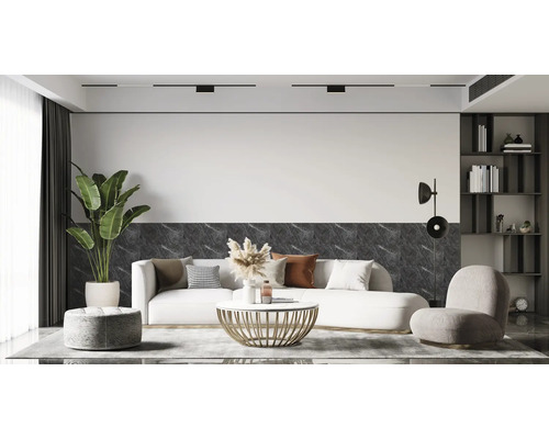 Wandverkleidung in dunkler Marmoroptik in einem modern eingerichteten Wohnzimmer mit weißem Sofa und goldenem Couchtisch.