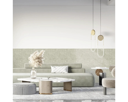 Modernes Wohnzimmer mit hellgrüner Wand in Steinoptik, minimalistischem Sofa, Marmortisch, gemustertem Pouf und hängenden Designerleuchten.