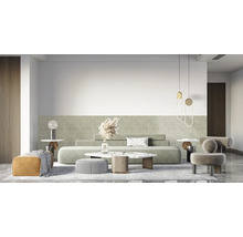 Helles, modernes Wohnzimmer mit strukturierten Wandpaneelen, niedrigem Sofa, Marmortisch, dekorativem Hocker und Teppich.