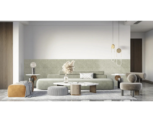 Helles, modernes Wohnzimmer mit strukturierten Wandpaneelen, niedrigem Sofa, Marmortisch, dekorativem Hocker und Teppich.
