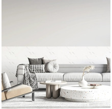 Helles Wohnzimmer mit Wandpaneelen in Marmoroptik, Sofa und modernen Couchtischen.