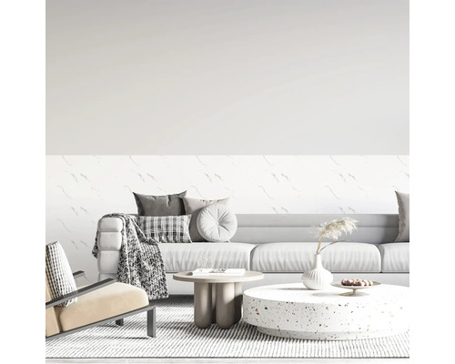 Helles Wohnzimmer mit Wandpaneelen in Marmoroptik, Sofa und modernen Couchtischen.