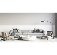 Modernes Wohnzimmer mit grauem Sofa, Sesseln, rundem Couchtisch und Wandpaneelen in Marmoroptik.