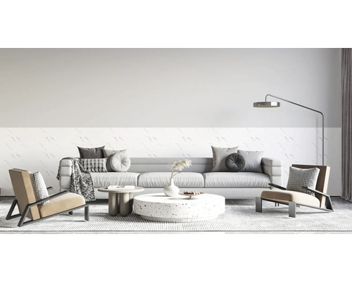 Modernes Wohnzimmer mit grauem Sofa, Sesseln, rundem Couchtisch und Wandpaneelen in Marmoroptik.