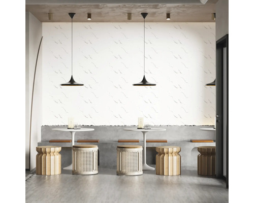 Moderne Raumgestaltung mit Wandpaneelen in Marmor-Optik, minimalistischen Bistrotischen, Hockern und schwarzen Pendelleuchten.