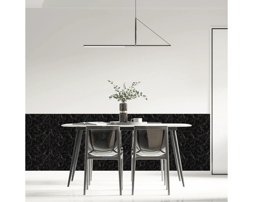 Modernes Esszimmer mit Wandfliesen in Marmoroptik, weißem Tisch, transparenten Stühlen und einer minimalistischen Pendelleuchte.
