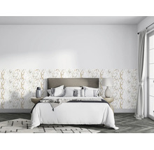 Modernes Schlafzimmer mit halbhoher Marmoroptik-Tapete, Bett mit braunem Kopfteil und weißer Bettwäsche auf dunklem Fischgrätparkett.