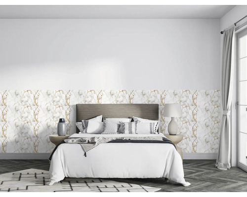 Modernes Schlafzimmer mit halbhoher Marmoroptik-Tapete, Bett mit braunem Kopfteil und weißer Bettwäsche auf dunklem Fischgrätparkett.