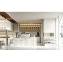 Selbstklebefolie in Marmoroptik Weiß und Gold an einer Theke in einem modernen Café. Helles, minimalistisches Raumdesign.