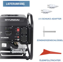 Hyundai Stromerzeuger mit Zubehör bestehend aus zwei Schuko-Adaptern, einem Zündkerzenschlüssel und einem Öleinfülltrichter.
