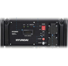 Bedienfeld des Hyundai Inverter-Stromerzeugers HY3000i mit Digitalanzeige, zwei Steckdosen, Motorschalter und Eco-Schalter.