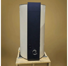 Vertikaler Warmwasserspeicher mit hellem Gehäuse und schwarzer Frontblende auf einer Holzpalette.