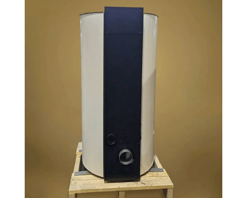 Vertikaler Warmwasserspeicher mit hellem Gehäuse und schwarzer Frontblende auf einer Holzpalette.