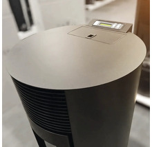 Moderner Pelletofen mit digitalem Display und runder Oberseite.