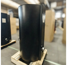 Schwarzer Kaminofen aus Metall auf einer Holzpalette.