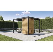 Moderne Lamellenpergola aus dunklem Aluminium mit Sichtschutz aus hellen Holzlatten in einem Garten.